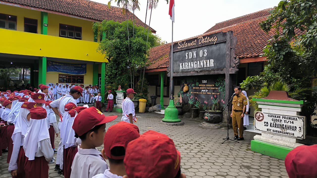Upacara Bendera di SDN 03 Karanganyar Tanamkan Nasionalisme dan Nilai Kejujuran Sejak Dini
